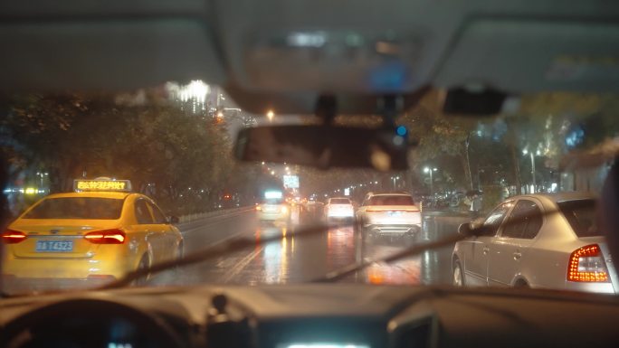 雨夜通过汽车挡风玻璃