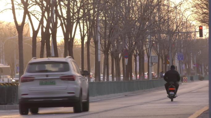 冬天落日夕阳西下雾霾城市傍晚骑行下班回家