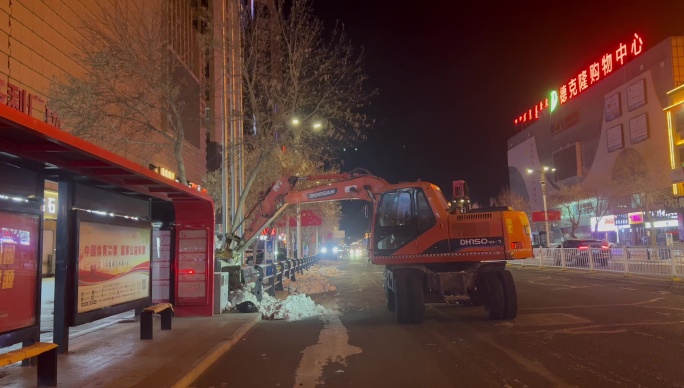 内蒙古锡林浩特北方街道夜晚积雪清理