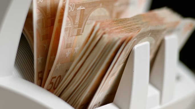SLO MO LD 50欧元钞票在一个货币柜台里慢慢地走到一个堆垛机上