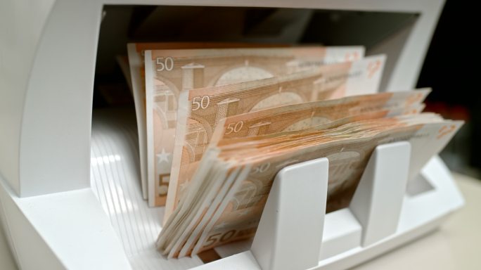 SLO MO LD 50欧元钞票在柜台里乱晃