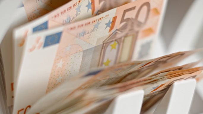 SLO MO LD钱柜上的叶轮将50欧元钞票释放到堆叠器上