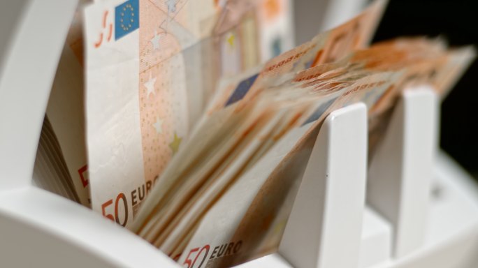SLO MO LD 50欧元纸币从自动货币柜台出来