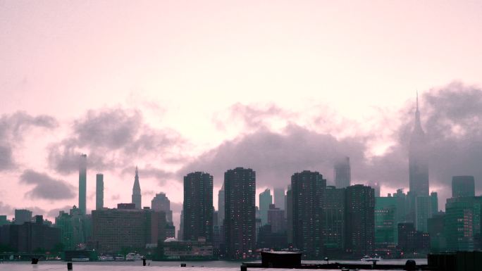 2021纽约帝国大厦市中心云层飘落
