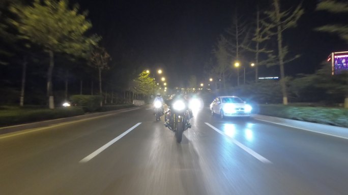 夜晚约朋友一起骑行兜风