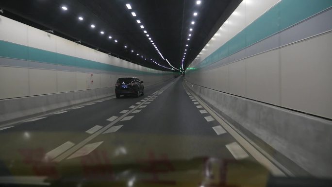 隧道行驶