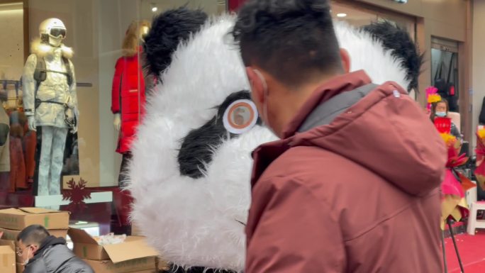 商场面前的熊猫布偶促销引流活动2