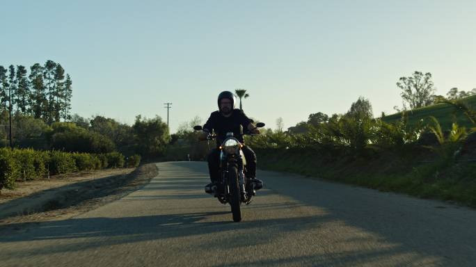 文图拉县阳光明媚的慢速摩托车骑行