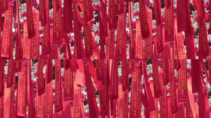 中国杭州灵隐寺的红色经幡。