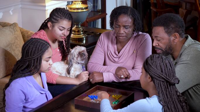 美国黑人家庭在家玩中国跳棋