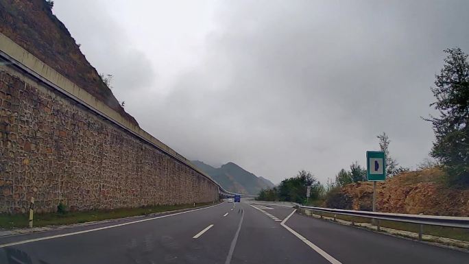 行车素材.沧榆高速太行雨雾