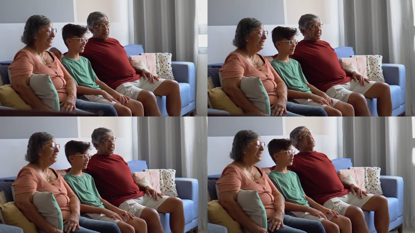 祖父母和孙子在家看电视