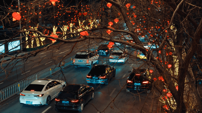 城市街道红灯笼夜景迎新年春节过年氛围车流