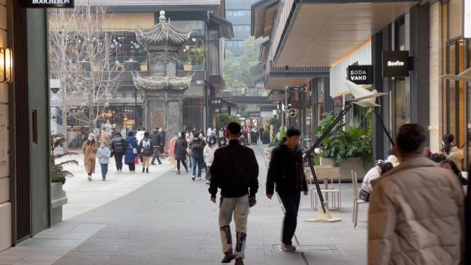 太古里古建筑现代咖啡厅步行街逛街的人群