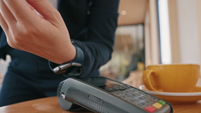 客户在信用卡机器上使用智能手表支付非接触式NFC