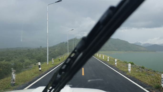 暴雨中的汽车行驶自驾游汽车车窗雨刮器