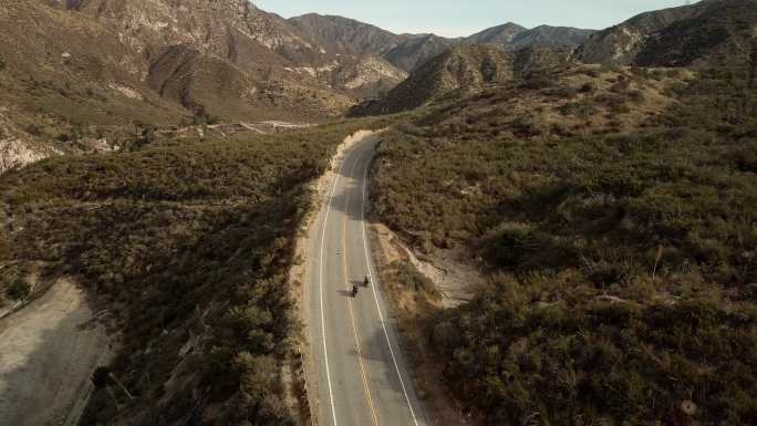 三名摩托车手在洛杉矶Crest高速公路上驾驶-空中无人机射击