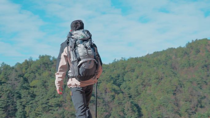 一个男子正在徒步登山