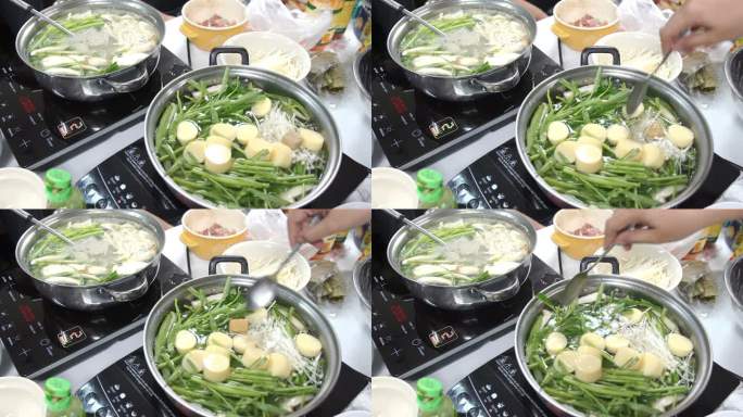 家里的两个Sukiyaki锅里有很多蔬菜