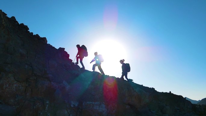 勇攀高峰团队登山剪影一群人爬山团队协作