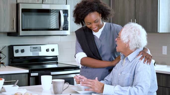 家庭护理员帮助老年人吃健康零食