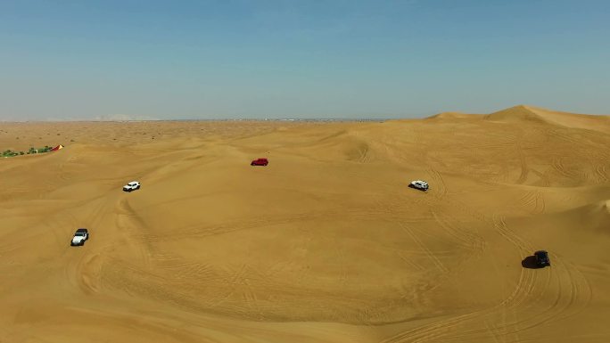 阿拉伯沙漠深处4x4越野车沙丘撞击的空中无人机美景