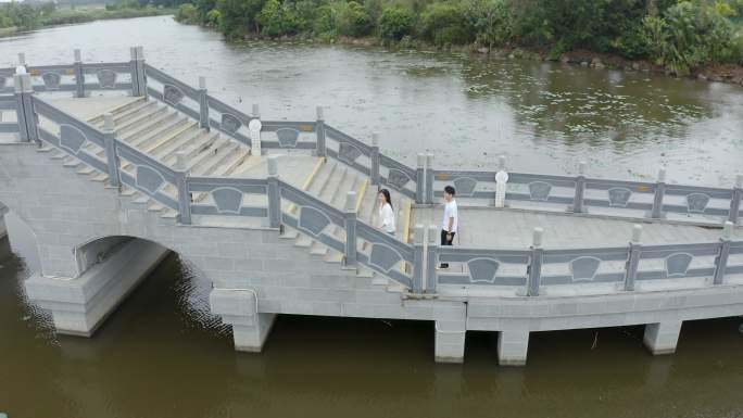 男孩女孩在古桥上游玩东坡书院情侣摄影