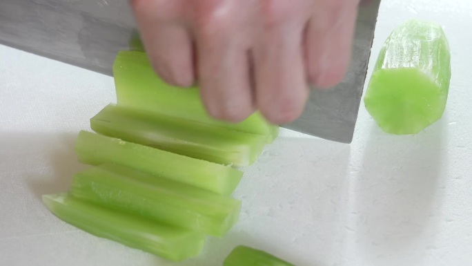 莴苣绿色切块切开蔬菜砧板