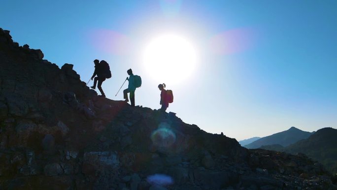 登山爱好者户外探险跋山涉水攀登顶峰旅行者