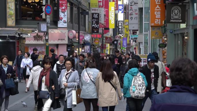 韩国首尔街头人潮涌动