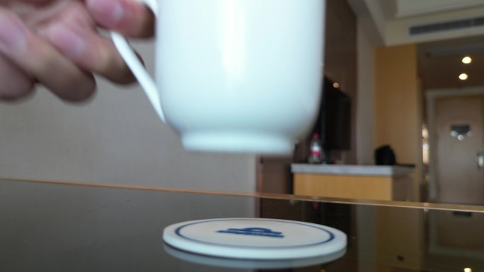 酒店房间的白色茶杯被放下