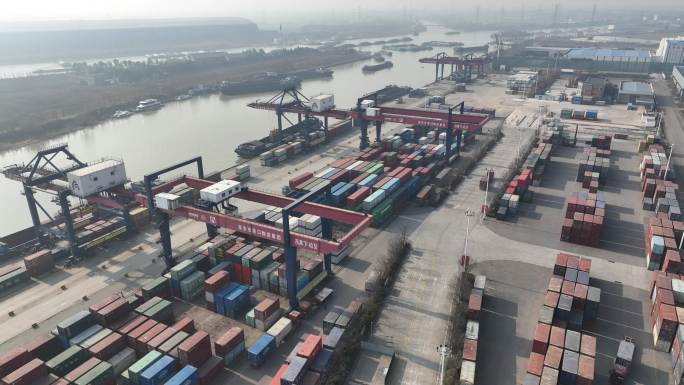 江苏淮安：忙碌的运河港口集装箱港口