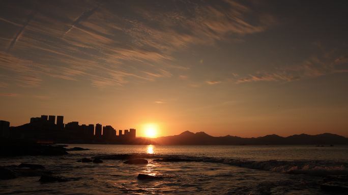 深圳海边早上礁石海浪