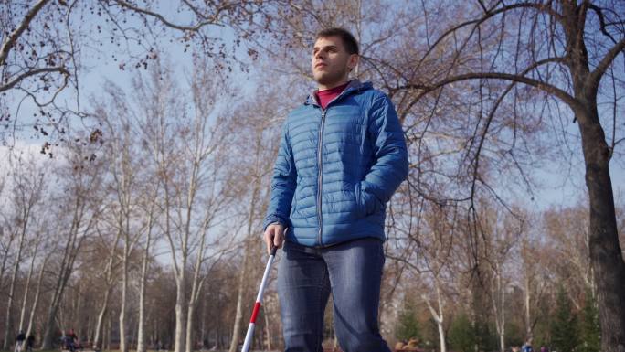 视力残疾人士在公园散步
