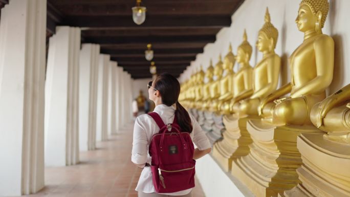 年轻女子探索古老的佛教寺庙