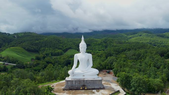 远景鸟瞰白佛白色佛像山顶佛雕像泰国宗教旅