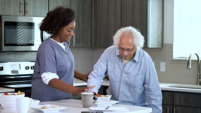 家庭护理人员帮助老年人健康饮食