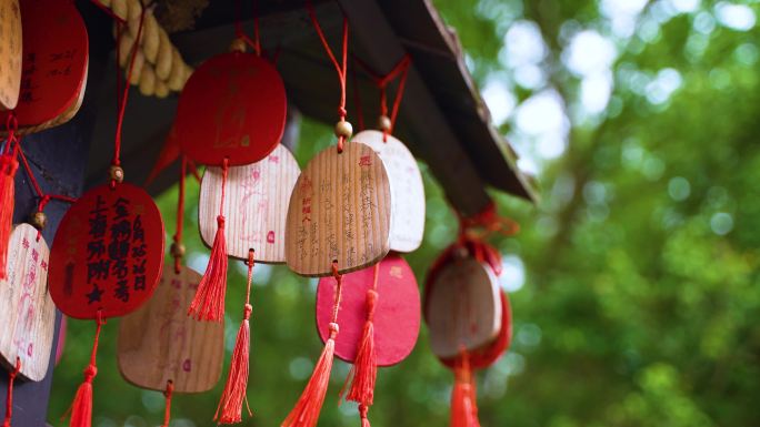 许愿牌在风中摇曳祈愿祈福（升格拍摄）