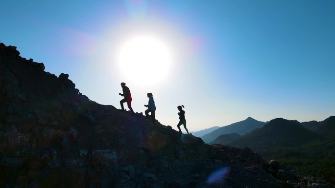 团队齐心协力冲向山顶攀登顶峰登山人物冲刺