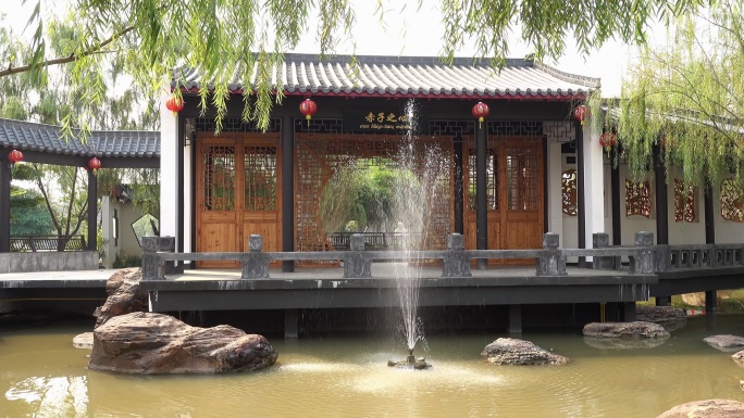 带喷泉的中国花园喷泉木屋