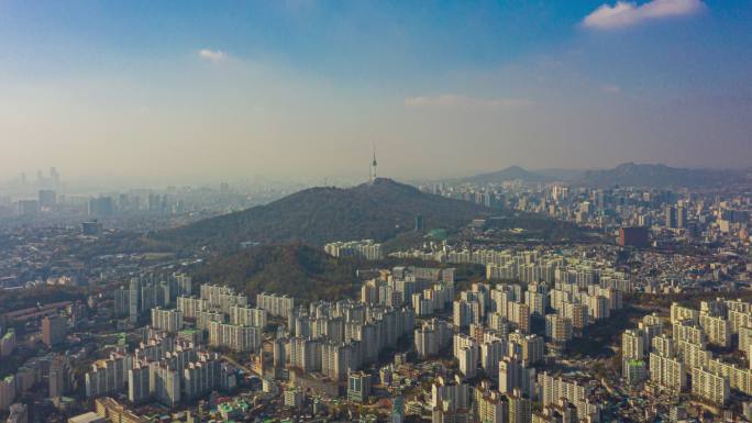 在韩国首尔市，高速公路上的车辆和横跨汉江的桥梁鸟瞰首尔市中心的天际线。