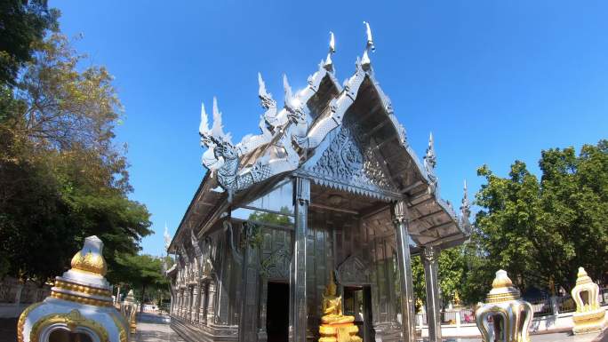 一名男性游客探索泰国寺庙的后视图。