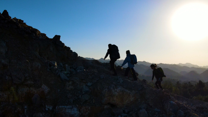 团队协作登山脚步向山顶进发户外探险者爬山
