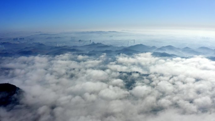 云贵高原喀斯特地貌风光 云海山脉高速公路