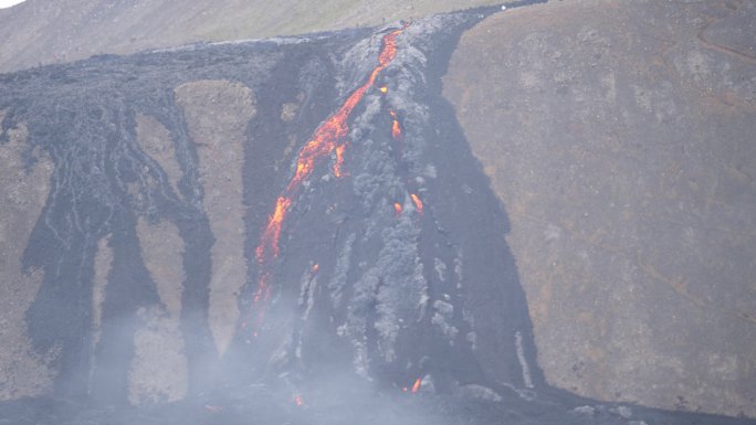 火山地表燃烧熔岩航拍俯拍火山烟雾