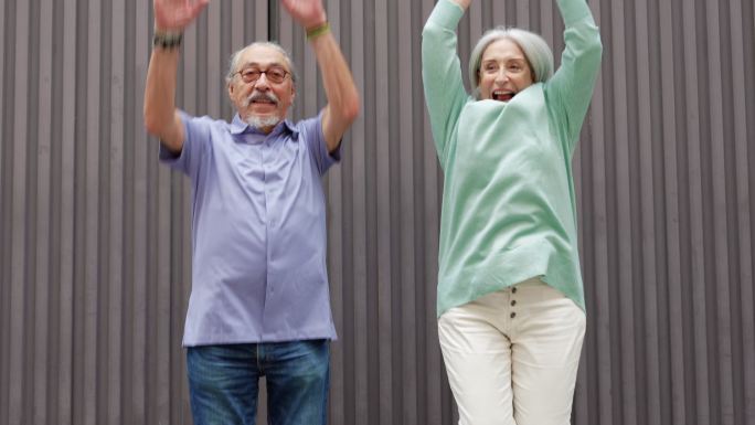 微笑的老年夫妇跳跃的视频肖像