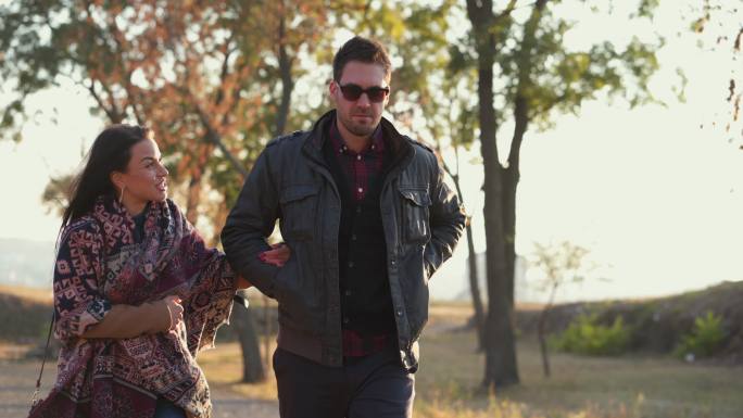 一个盲人和女朋友享受秋天的散步
