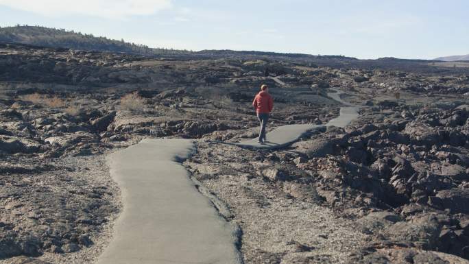 男子拍摄熔岩场熔岩场道路人走过活火山