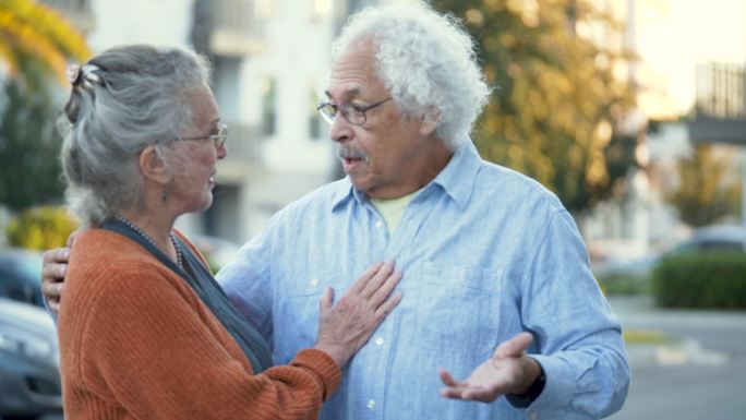 多种族老年夫妇交谈，相互支持