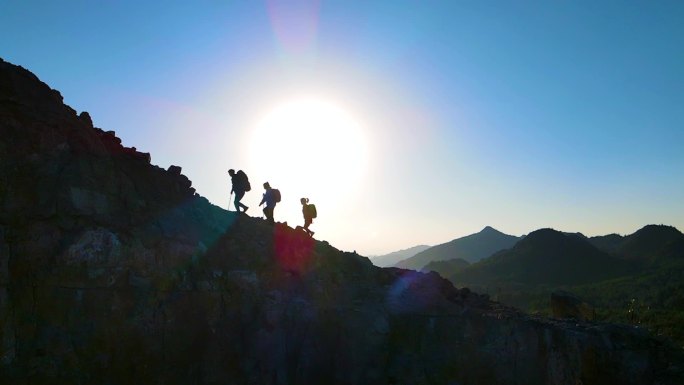 大气团队登山剪影攀登顶峰户外探险旅行者